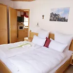 Haus Vierjahreszeiten בית הארחה בודנמאיס